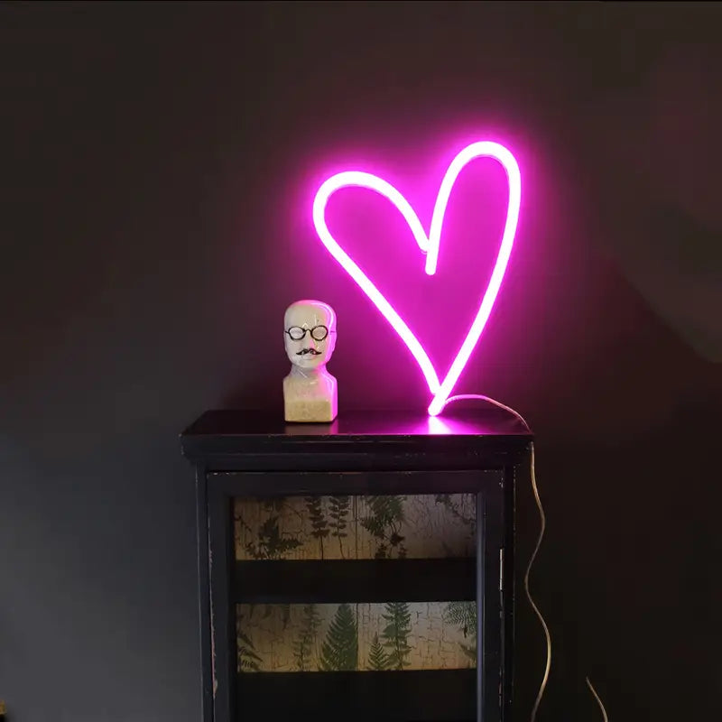 Neon Pembe Kalp Temalı Aydınlatma