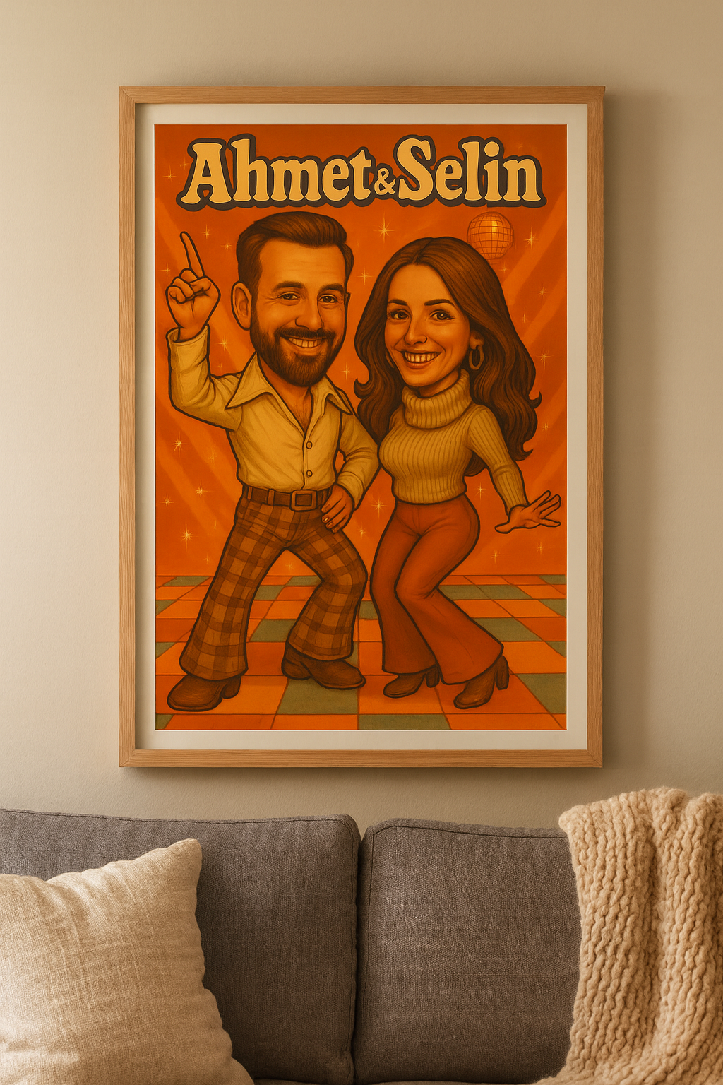 Kişiye Özel 70’ler Tarzı Karikatürize Çerçeveli Tablo – Sevgiliye Retro Disco Temalı Hediye