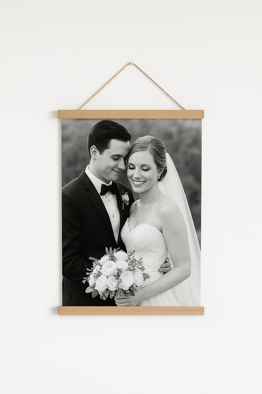Anılarınızı Ölümsüzleştirin – Kişiye Özel Ahşap Askılı Poster Tablo