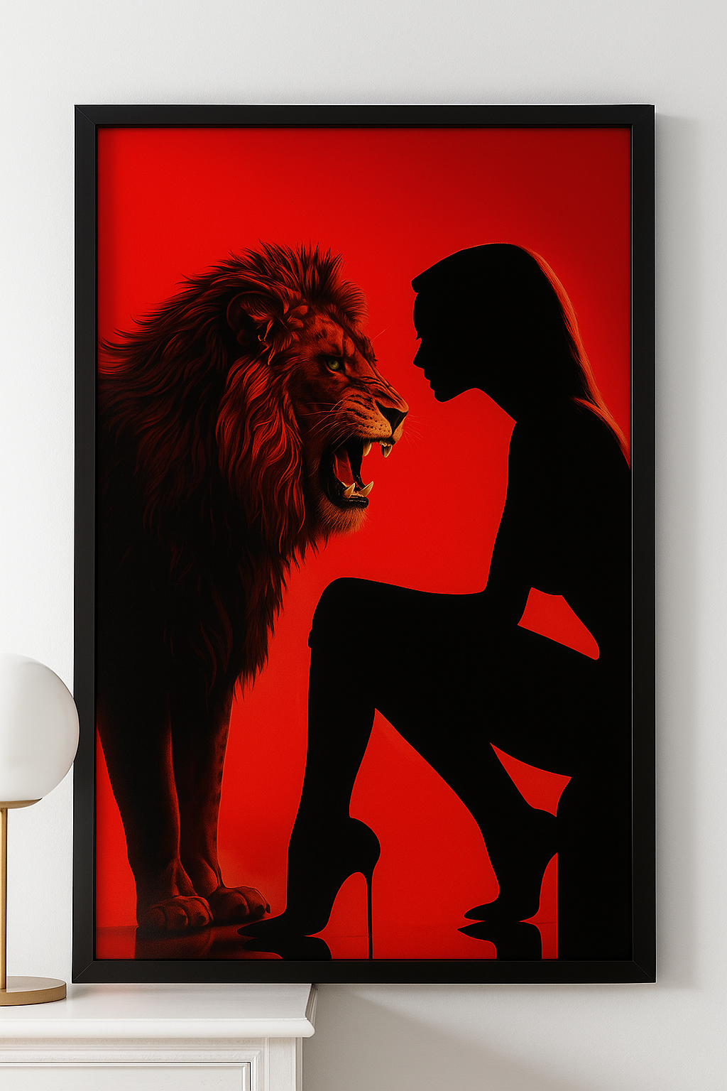 Asalet ve Güç Temalı Aslan ve Kadın Silüeti Siyah Çerçeveli Tablo | Modern Kırmızı Arka Plan Duvar Dekoru