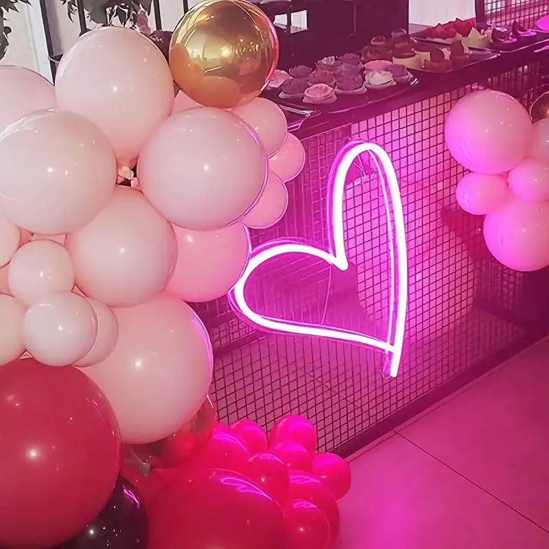 Neon Pembe Kalp Temalı Aydınlatma