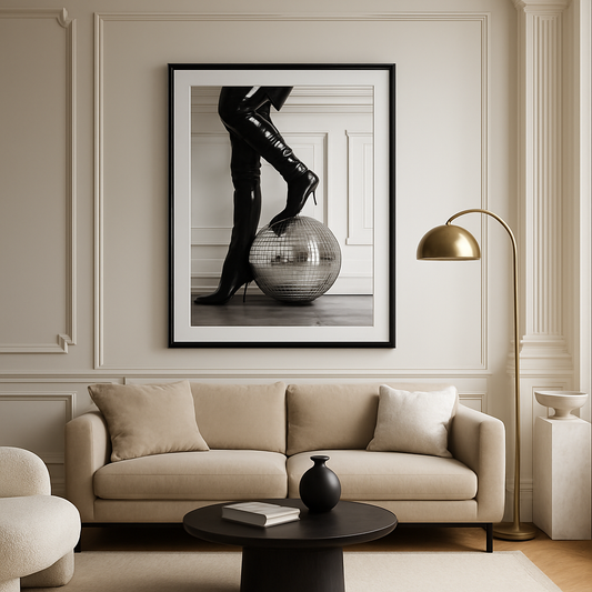 Siyah Beyaz Modern Sanat Tablosu – Disco Topu ve Deri Çizme Tasarımı