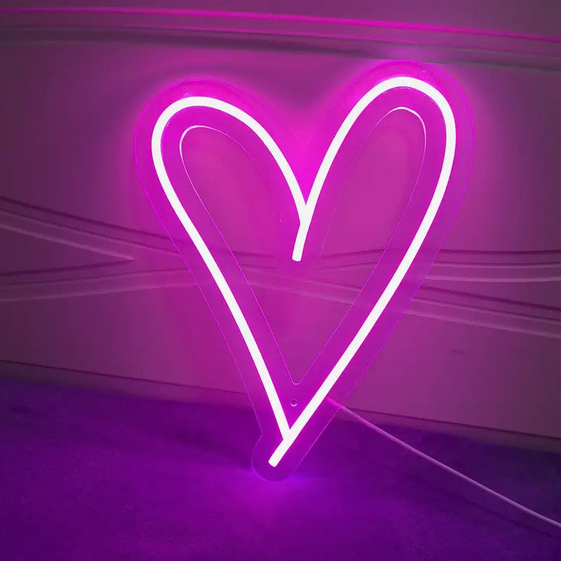 Neon Pembe Kalp Temalı Aydınlatma
