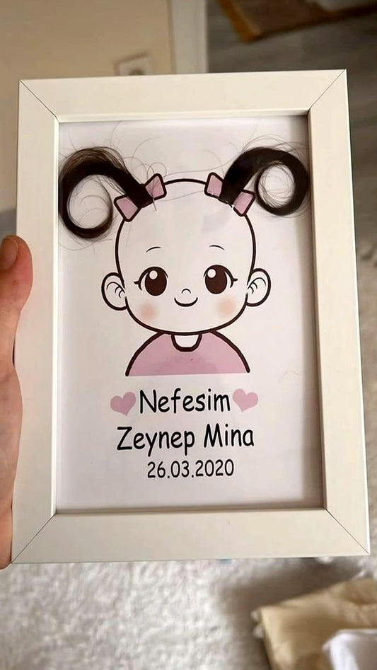 Kişiye Özel İlk Saç Hatıra Çerçevesi – İsim & Tarih Yazılı Kız Bebek Tablosu