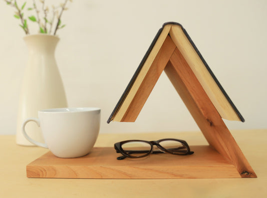 Minimal Üçgen Ahşap Kitap Standı – Masaüstü Okuma & Dekor