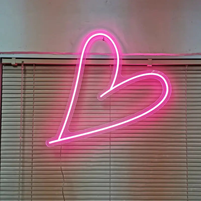 Neon Pembe Kalp Temalı Aydınlatma