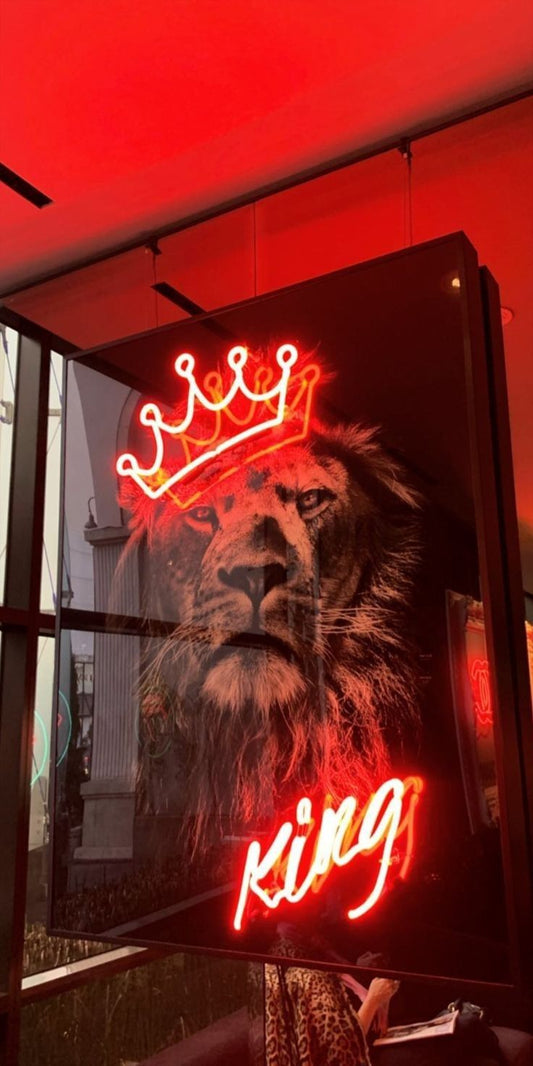 Aslan Temalı Dikkat Çekici Neon Detaylı Tablo