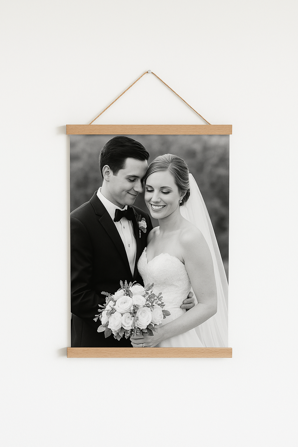 Anılarınızı Ölümsüzleştirin – Kişiye Özel Ahşap Askılı Poster Tablo