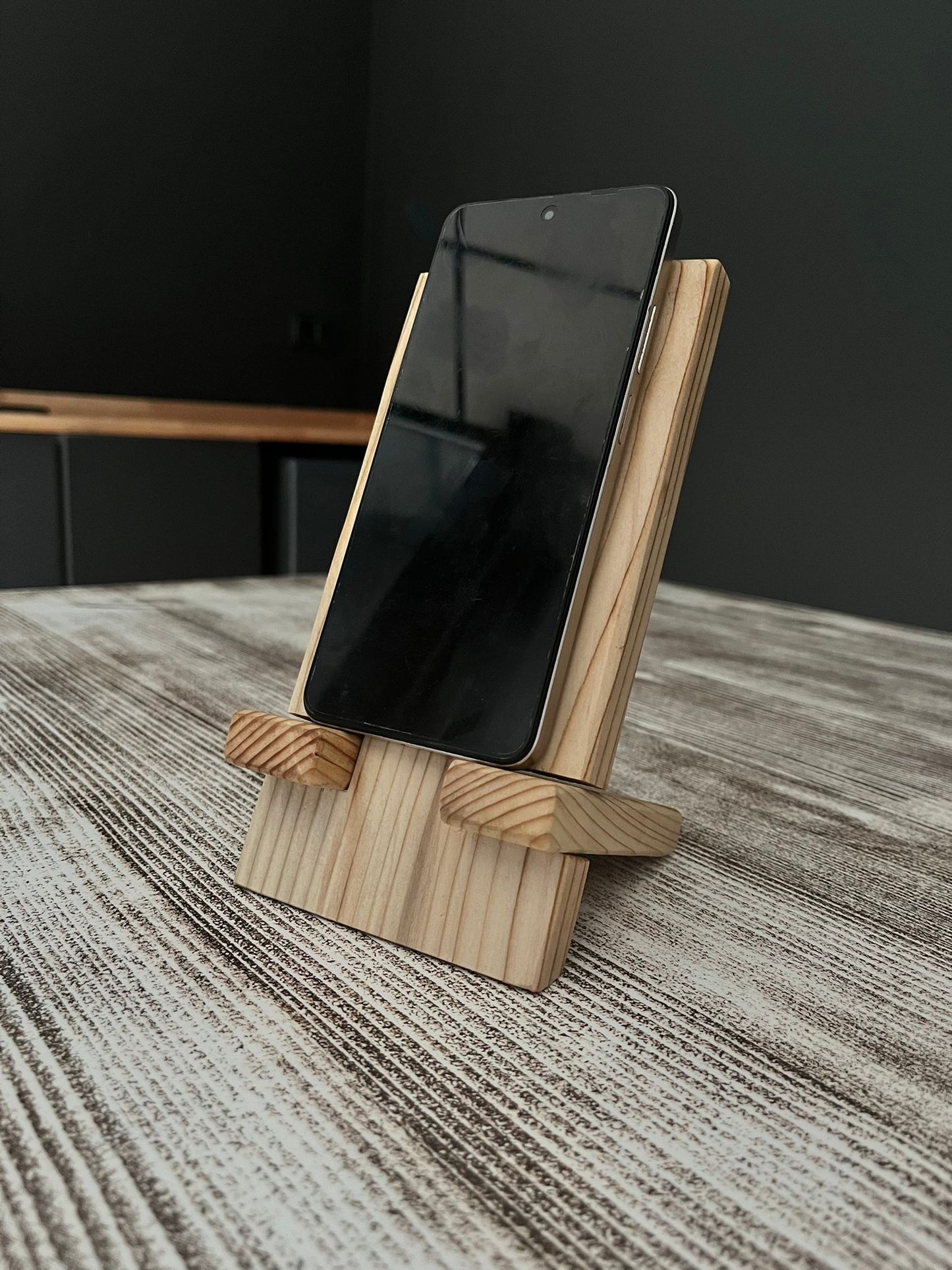 Doğal Ahşap Telefon Standı – Şık ve Dayanıklı Tasarım