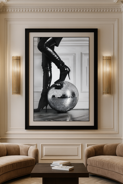 Siyah Beyaz Modern Sanat Tablosu – Disco Topu ve Deri Çizme Tasarımı