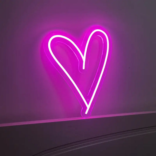 Neon Pembe Kalp Temalı Aydınlatma